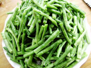 家常菜----豇豆炒香肠的做法步骤：1