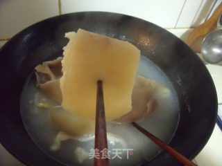 夏日里的爽口美容菜—水晶肉皮冻的做法步骤：3