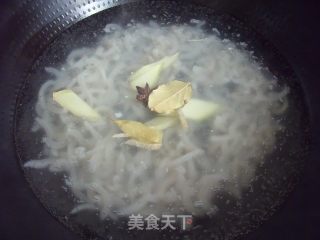 夏日里的爽口美容菜—水晶肉皮冻的做法步骤：7