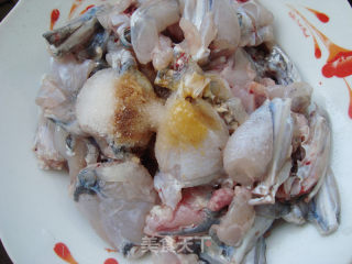 老少皆宜美味蒸菜---粉蒸田鸡的做法步骤：2