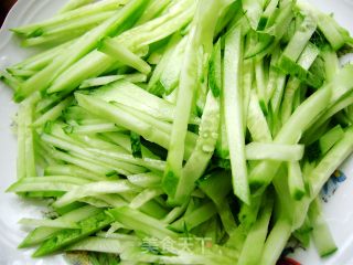 夏日小凉菜----黄瓜拌凉粉的做法步骤：1