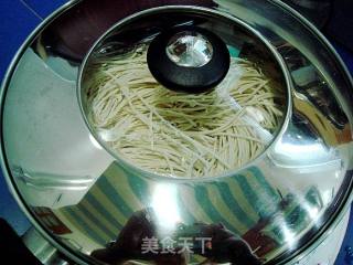 最适合上班族的快捷美食“肉丝炒面”的做法步骤：1