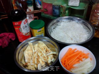 宵夜？夜宵？之炒米粉的做法步骤：1