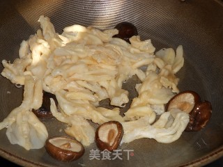 冬菇扒鸭掌的做法步骤：7