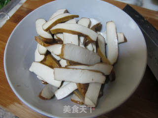南昌特色韭菜炒酱干的做法步骤：3