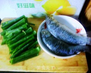 葱烧鲫鱼的做法步骤：1