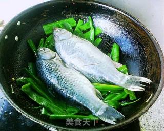 葱烧鲫鱼的做法步骤：4