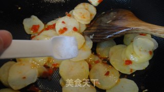 剁椒炒土豆片-------老公的最爱的做法步骤：7