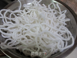 鸡丁焖QQ面的做法步骤：1