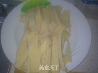 尖椒豆皮的做法步骤：1