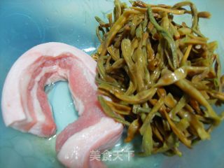 五花肉焖干豆角的做法步骤：1