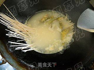 黄颡鱼汤面的做法步骤：6