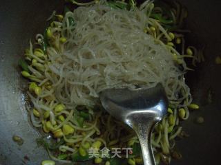 黄豆芽炒粉条的做法步骤：6