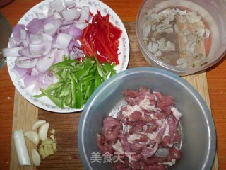牛肉盖饭的做法步骤：1