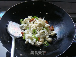 小火香煎孜然花菜的做法步骤：3