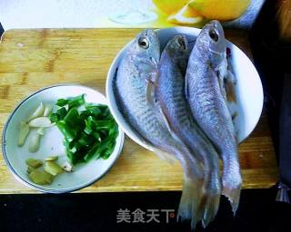 家常炖小黄鱼的做法步骤：1