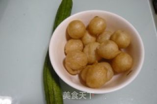 油面筋炒丝瓜的做法步骤：1
