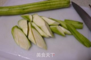 油面筋炒丝瓜的做法步骤：2