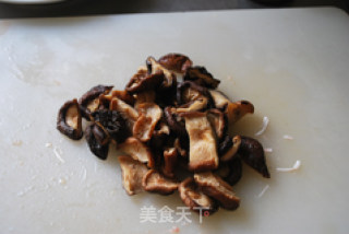 香菇蒸鸡肉的做法步骤：2