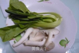青菜炒菌菇的做法步骤：1