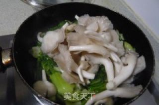 青菜炒菌菇的做法步骤：6