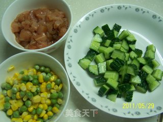 夏日里的清爽菜——五彩鸡丁的做法步骤：2
