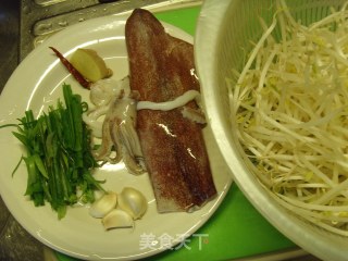 墨魚炒豆芽的做法步骤：1
