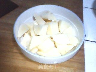 土豆红烧肉的做法步骤：2