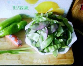 肉肠炒猪耳豆角的做法步骤：1