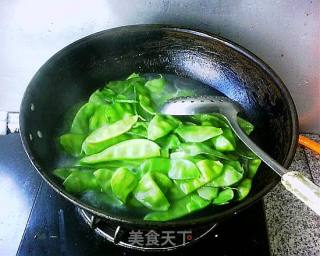 肉肠炒猪耳豆角的做法步骤：4