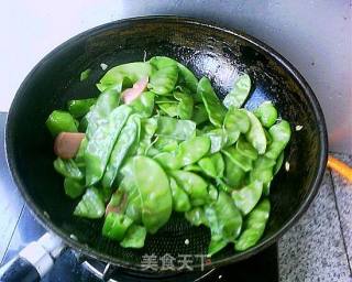 肉肠炒猪耳豆角的做法步骤：8
