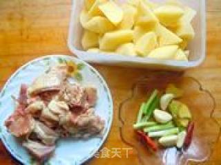 土豆炖鸡块的做法步骤：2
