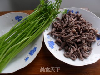香芹牛肉丝的做法步骤：1