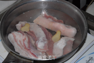 五花肉烧腐竹的做法步骤：1