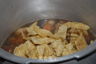 五花肉烧腐竹的做法步骤：7