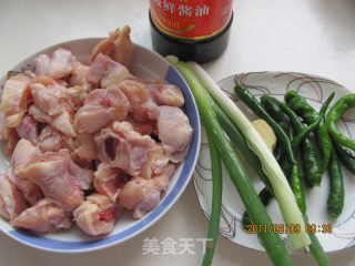 农家小炒鸡的做法步骤：1