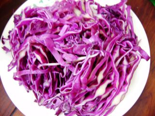 家常菜----紫甘蓝炒干豆腐的做法步骤：1