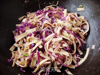 家常菜----紫甘蓝炒干豆腐的做法步骤：6