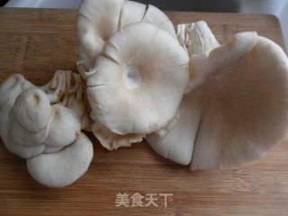 酱爆平菇的做法步骤：1