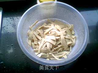肉片炒千张丝的做法步骤：1