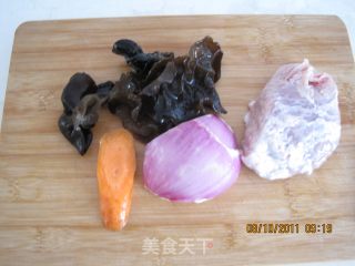 【平淡的幸福】酱香肉丝面的做法步骤：1
