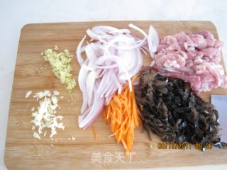 【平淡的幸福】酱香肉丝面的做法步骤：2
