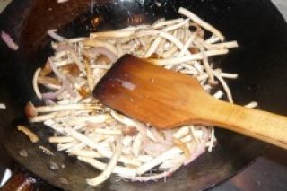 干炒茶树菇的做法步骤：8