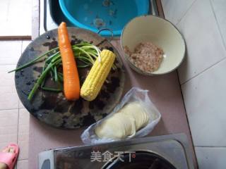 玉米胡萝卜猪肉馅锅贴的做法步骤：1