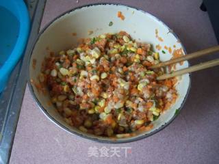玉米胡萝卜猪肉馅锅贴的做法步骤：3
