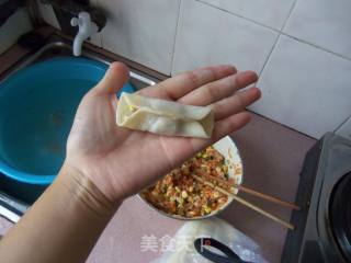 玉米胡萝卜猪肉馅锅贴的做法步骤：4