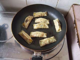 玉米胡萝卜猪肉馅锅贴的做法步骤：10