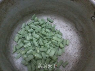 微波炉蒸咸米饭的做法步骤：1