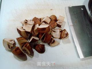 蘑菇焖肉面的做法步骤：1