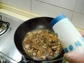 蘑菇焖肉面的做法步骤：9